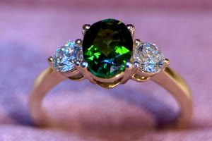 Anell de compromis amb Or 18K, tourmalina verda i diamants
