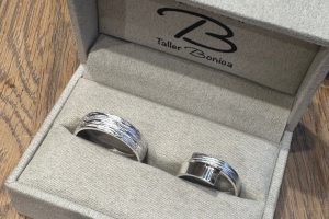 Anells de boda fetes a ma en el taller exclusiu: anells de compromis o boda